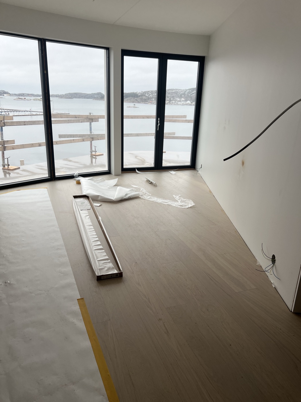 Ljust parkettgolv i ett pågående bostadsprojekt